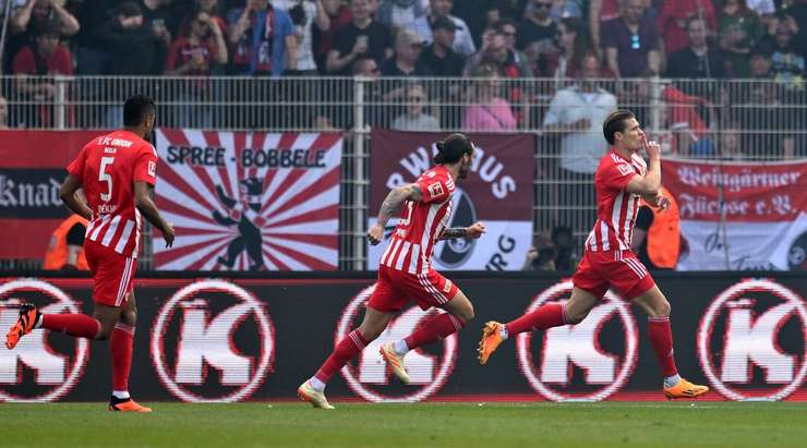 Vào! Một đường chuyền ngang đơn giản của Sheraldo Becker đưa bóng đến chân Kevin Behrens (Union Berlin) bên trong vòng cấm, anh chỉnh lại tư thế và quất chân đưa bóng vào góc thấp bên phải khung thành. Tỉ số là 1:0.