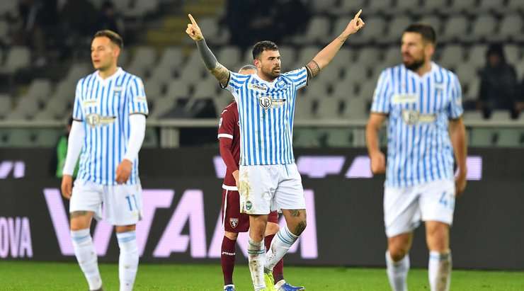 Andrea Petagna (Spal) bật lên đón quả tạt và đánh đầu tung lưới khung thành đối phương.
