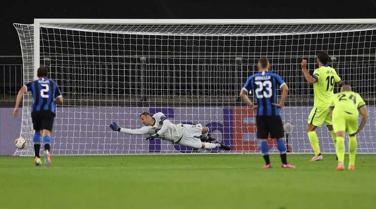 Jorge Molina (Getafe) không thể chuyển hóa được quả phạt đền. Cú sút của anh đã đi chệch cột dọc bên trái trong gang tấc.