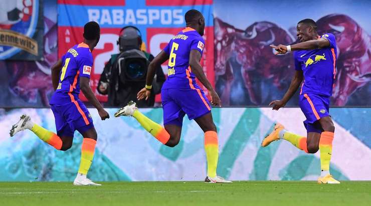 Vào! Nordi Mukiele thể hiện nhãn quan tuyệt vời của mình với đường chuyền sắc sảo cho Ibrahima Konate (RB Leipzig), người đã rất bình tĩnh sút bóng vào góc phải phía dưới. Tỉ số là 1:0.
