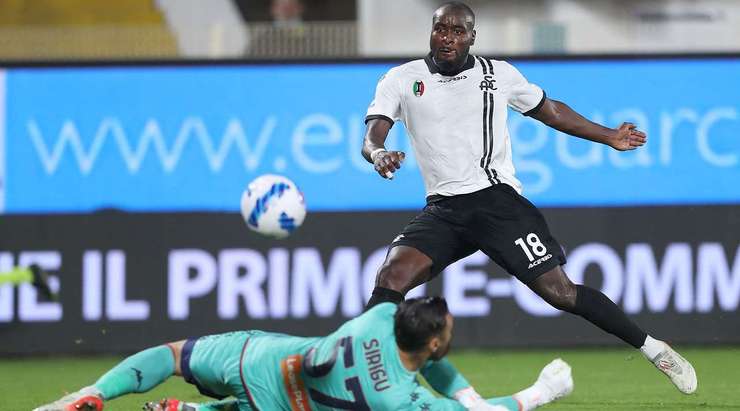 M'Bala Nzola (Spezia) nhận một đường chuyền tuyệt vời bên trong vòng cấm nhưng không tận dụng được cơ hội bằng vàng của mình! Thủ môn có một pha cản phá xuất sắc để từ chối nỗ lực của anh.