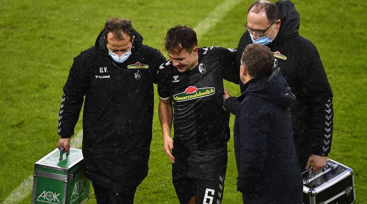 Amir Abrashi (Freiburg) đang nằm sân vì chấn thương và trọng tài đã cho dừng trận đấu để đội ngũ y tế có thể có thể vào sân.