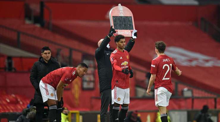 Ole Gunnar Solskjaer chuẩn bị thay người. Daniel James được thay thế bởi Marcus Rashford (Manchester United).