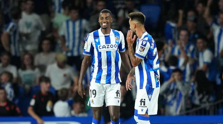 Vào! Alexander Isak (Real Sociedad) vượt qua các pha truy cản và từ cự li gần xuất sắc bấm bóng qua Marc-Andre ter Stegen. 1:1. Một nỗ lực cá nhân tuyệt vời.