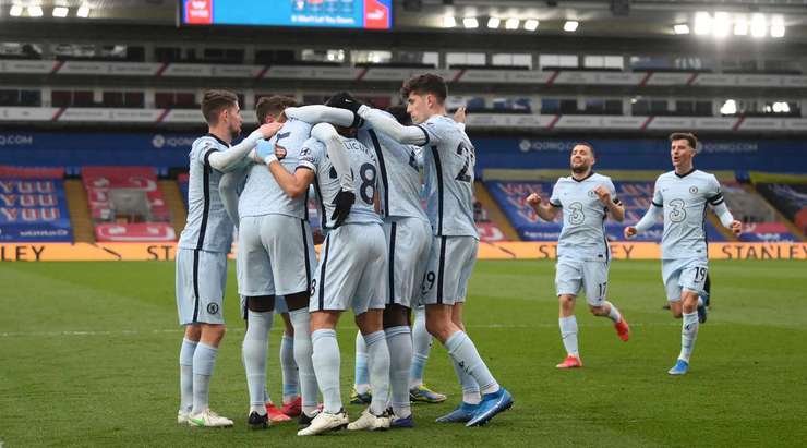 Bóng đã nằm trong lưới! Mason Mount câu bóng vào vòng cấm từ quả đá phạt, nơi Kurt Zouma (Chelsea) thoát khỏi người theo kèm và đánh đầu từ rìa vòng 5m50, đưa bóng thẳng vào góc cao bên phải cầu môn. Tỉ số bây giờ là 0:3.