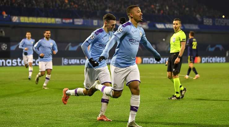 Vào! Benjamin Mendy thực hiện một quả tạt vào vòng cấm và kiến tạo thành công cho Gabriel Jesus (Manchester City), người đã đón bóng và dứt điểm gọn gàng vào sát phía trong cột dọc bên phải. Tỉ số đã được nâng lên 1:3.