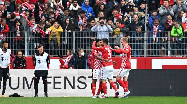 Bóng đã đi vào lưới! Leandro Barreiro Martins (Mainz) thử vận may của mình từ rìa vòng cấm và thần may mắn đã mỉm cười khi cú sút của anh đi trúng một cầu thủ khác và đổi hướng, khiến thủ môn Sven Ulreich không kịp trở tay. Tỉ số đã được nâng lên 3:1.