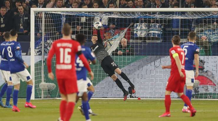 Vào! Timo Werner kiến tạo cho Marcel Sabitzer (RB Leipzig) một cơ hội dứt điểm ở bên trong vòng cấm. Cú ra chân của cầu thủ này không thực sự chuẩn xác, nhưng may mắn là quả bóng bằng cách nào đó vẫn tìm được đường vào góc cao bên trái khung thành. Tỉ số là 0:1.