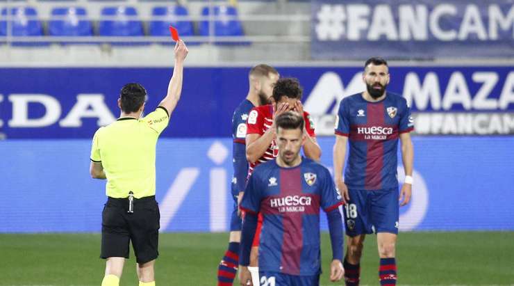 German Sanchez (Granada CF) đốn ngã một cầu thủ đối phương bằng một cú chuồi bóng ác ý. Trọng tài không hề do dự và rút ra một tấm thẻ đỏ!