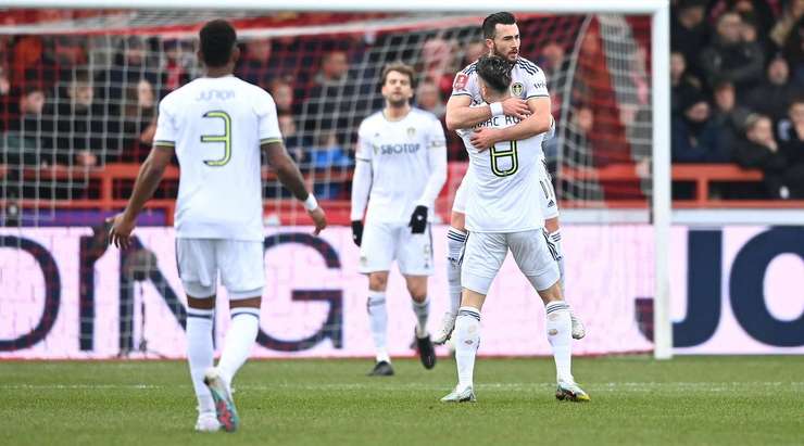 Patrick Bamford chuyền bóng cho Jack Harrison (Leeds), cầu thủ này nhận bóng và tung một cú sút xuất sắc từ rìa vòng cấm. Pha dứt điểm của anh đi vào góc thấp bên phải. Một bàn thắng tuyệt đẹp! Tỉ số là 0:1.