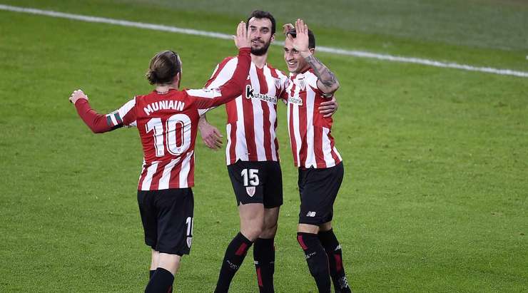 VÀO! Một pha kiến tạo xuất sắc của Inaki Williams, người đóng vai trò then chốt trong việc tổ chức tấn công. Anh ấy dọn cỗ cho Alejandro Berenguer (Ath Bilbao), người đánh bại Ruben Yanez với một cú sút tuyệt vời vào góc trái phía trên. 4:1.