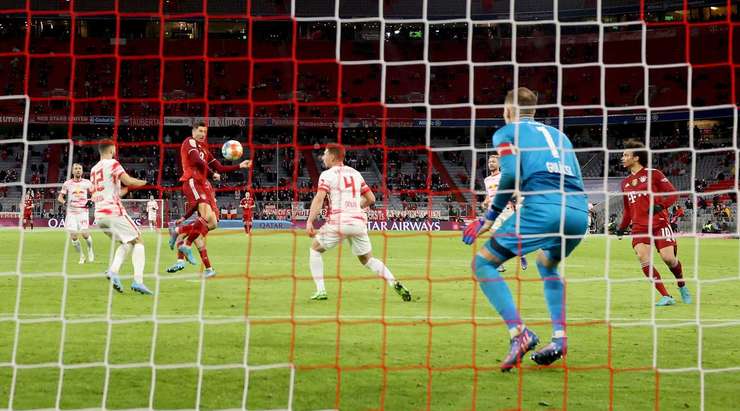 Kingsley Coman thực hiện một quả tạt bổng đẹp mắt vào vòng cấm, nơi Robert Lewandowski (Bayern Munich) bật cao đánh đầu vào góc trái phía dưới khung thành, đánh bại thủ môn. Tỉ số được nâng lên 2:1.