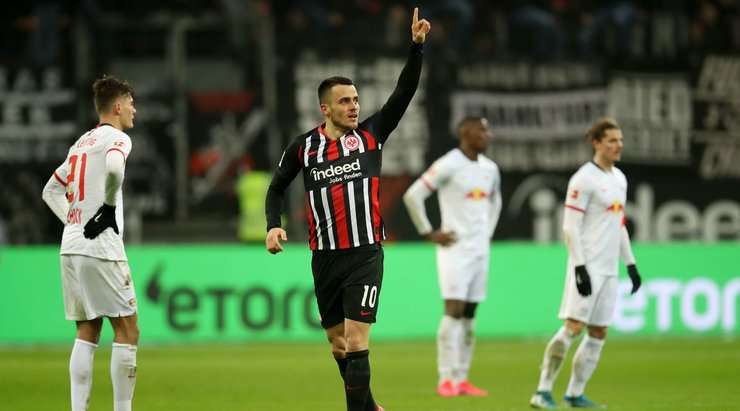 Filip Kostic (Eintracht Frankfurt) đón một đường chuyền tốt và sút bóng gọn gàng vào chính giữa khung thành.