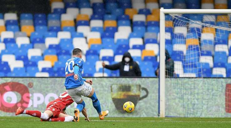 Vào! Piotr Zielinski (Napoli) len lỏi qua các cầu thủ đối phương trước khi tung một cú sút tuyệt diệu từ rìa vòng cấm vào góc thấp bên trái mành lưới. Thủ môn Bartlomiej Dragowski đã không có cơ hội nào để chạm vào quả bóng. Tỉ số là 4:0.