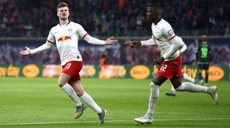 Timo Werner (RB Leipzig) lấy bóng tại rìa vòng cấm và tung cú sút một chạm không hề do dự. Anh ấy sút bóng xuất sắc khi nó đi vào góc trái phía trên. Có thể thực hiện tốt hơn không? Chắc chắn là không. 1:1.