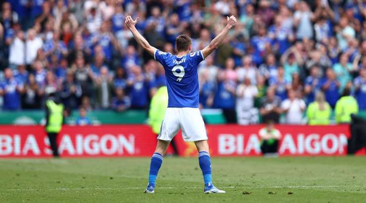 Vào - 2:0! Harvey Barnes chuyền bóng như đặt cho Jamie Vardy (Leicester), người có một cú sút từ cự ly gần vào góc thấp bên trái mành lưới, dễ dàng đánh bại thủ môn.