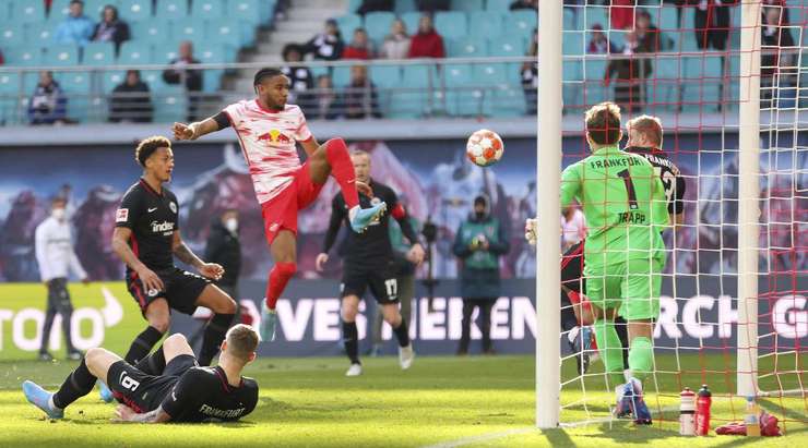 Christopher Nkunku (RB Leipzig) lên tiếng với một cú sút từ cự li gần sau quả tạt của động đội. Tuy nhiên, một hậu vệ đã chắn đường bóng và phá hỏng pha dứt điểm của anh ấy.