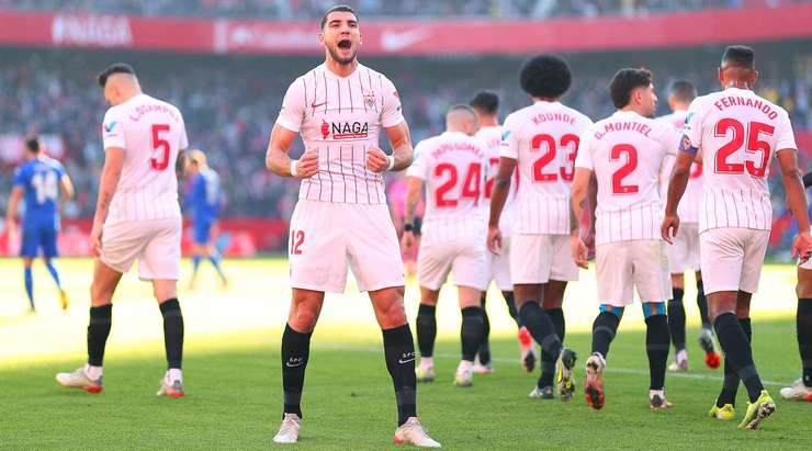 Rafa Mir (Sevilla) tìm thấy khoảng trống bên trong vòng cấm để đón một quả tạt tuyệt đẹp và tung một cú sút chìm chính xác đưa bóng vào góc phải phía dưới khung thành.