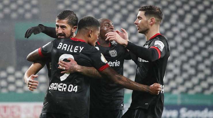 VÀO! Một pha kiến tạo xuất sắc của Aleksandar Dragovic, người đóng vai trò then chốt trong việc tổ chức tấn công. Anh ấy dọn cỗ cho Leon Bailey (Bayer Leverkusen), người đánh bại Daniel Davari với một cú sút tuyệt vời vào góc trái phía dưới. 0:1.