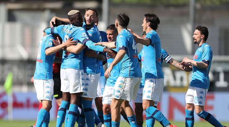 Vào - 1:4! Hirving Lozano (Napoli) nhận một đường chuyền chuẩn xác trong vòng cấm từ Victor Osimhen và anh đánh bại thủ môn với một pha dứt điểm sắc sảo vào góc thấp bên phải khung thành.