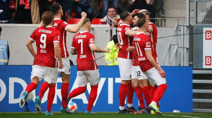 Nicolas Hofler thực hiện một quả tạt bổng chính xác vào vòng cấm. Vincenzo Grifo (Freiburg) đón bóng và dứt điểm với một cú sút nhanh vào nóc lưới. Thủ môn đã không có cơ hội nào để cản phá! Tỉ số đã được thay đổi thành: 2:0.