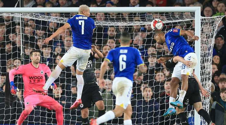 Vào rồi! Salomon Rondon (Everton) bức tốc vào vòng cấm và chọn đúng điểm rơi sau đường căng ngang của Andros Townsend trước khi dứt điểm cận thành đẹp mắt vào góc phải khung thành. Tỉ số là 2:0.