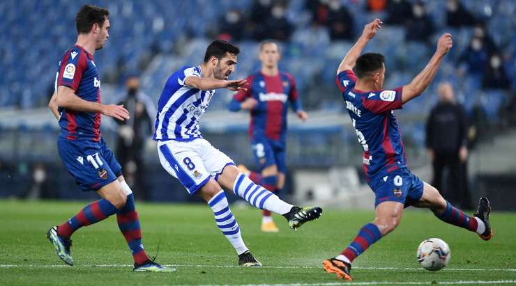 Vào! Mikel Merino (Real Sociedad) sút bóng thành bàn từ cự li rất gần sau khi đón một đường chuyền. Kiến tạo bởi Mikel Oyarzabal. Tỉ số là 1:0.