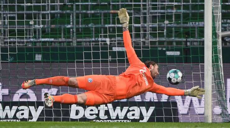 Vào! Milot Rashica dọn cỗ cho Kevin Mohwald (Werder Bremen) tại rìa vòng cấm người sút bóng vào góc phải phía dưới. 1:1.