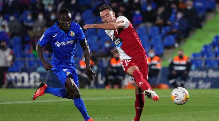 Iago Aspas (Celta Vigo) nhận bóng trong vòng cấm, anh xoay trở rất nhanh nhẹn và dễ dàng găm bóng vào sát mép trong cột dọc bên phải.