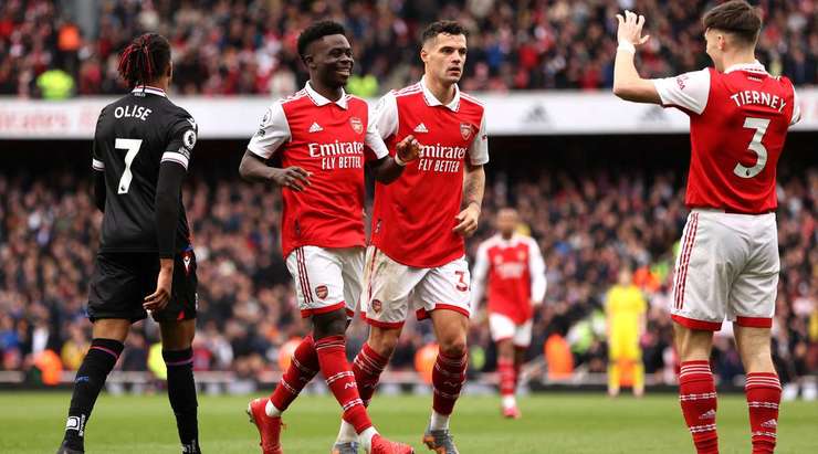 Vào - 4:1! Bukayo Saka (Arsenal) tung một cú sút từ rìa vòng cấm và ghi bàn vào góc trái phía dưới. Kieran Tierney kiến tạo thành bàn.
