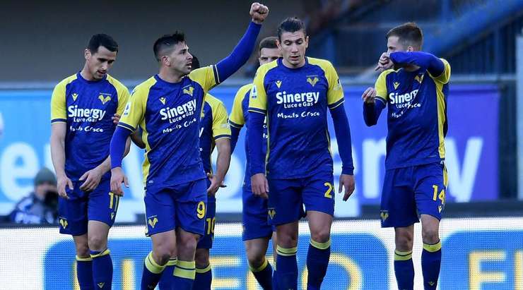 Vào! Giovanni Simeone (Verona) với một pha dứt điểm tuyệt vời trong vòng cấm. Anh ấy tạo khoảng trống cho mình sau khi khống chế gọn gàng một đường chuyền từ đồng đội và sút bóng vào sát mép trong cột dọc bên phải.