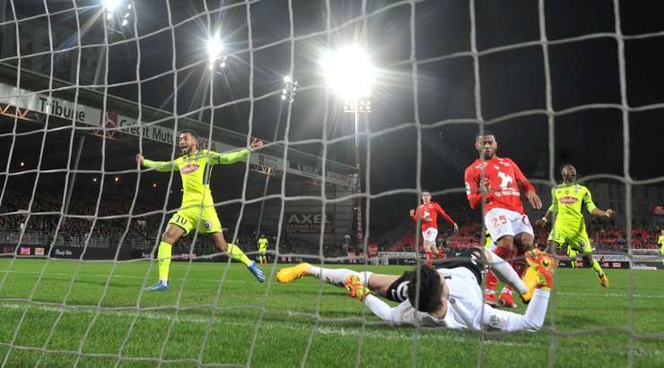 Pierrick Capelle (Angers) chớp cơ hội khi bóng bật ra tại rìa vòng cấm, nhưng cú sút của anh lại không chính xác và bay vọt xà khá xa. Bóng đã đi hết đường biên ngang và Brest sẽ có một quả phát bóng lên.