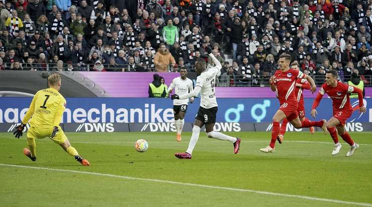 Bóng đã đi vào lưới! Jesper Lindstrom thực hiện một đường chọc khe chuẩn xác cho Randal Kolo Muani (Eintracht Frankfurt) và cầu thủ này bứt tốc vào vòng cấm để tung một cú sút tuyệt đẹp vào góc dưới bên trái. Tỉ số đã được thay đổi thành 2:0.