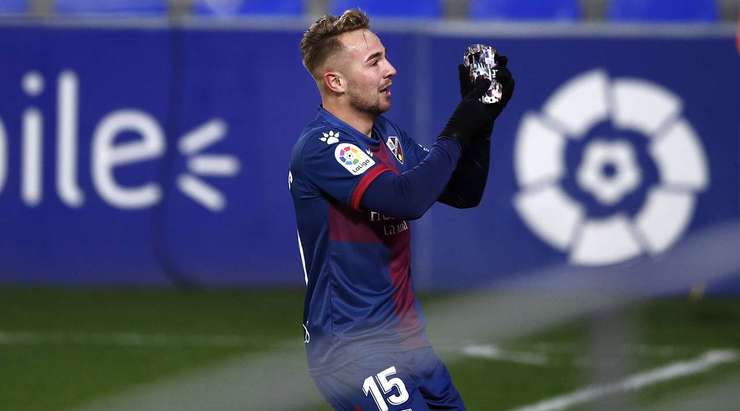 Vào - 1:0! Javier Ontiveros Parra (Huesca) tung một cú sút từ rìa vòng cấm và ghi bàn vào góc phải phía trên. Javier Galan kiến tạo thành bàn.