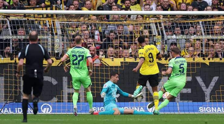 Vào - 2:0! Karim Adeyemi chuyền bóng như đặt cho Sebastien Haller (Dortmund), người có một cú sút từ cự ly gần vào góc thấp bên phải mành lưới, dễ dàng đánh bại thủ môn.