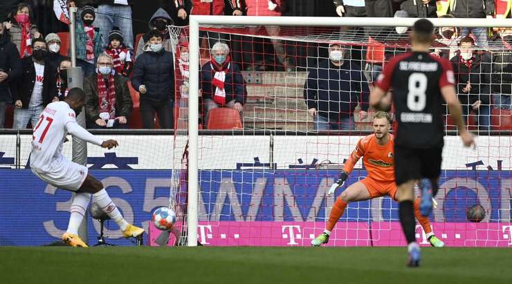 Vào! Jan Thielmann kiến tạo cho Anthony Modeste (Köln) một đường chuyền tốt trong vòng cấm. Nó cho phép anh ấy dứt điểm với một cú sút hiểm hóc vào phía trong cột dọc bên phải. 1:0.