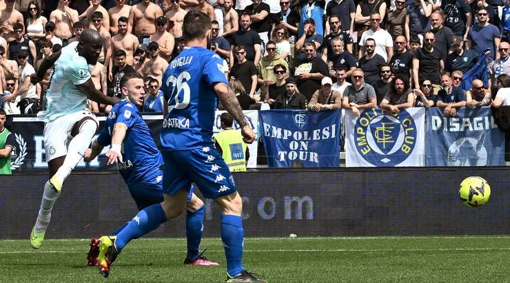 Vào! Romelu Lukaku (Inter) len lỏi qua các cầu thủ đối phương trước khi tung một cú sút tuyệt diệu từ rìa vòng cấm vào góc thấp bên phải mành lưới. Thủ môn Samuele Perisan đã không có cơ hội nào để chạm vào quả bóng. Tỉ số là 0:2.