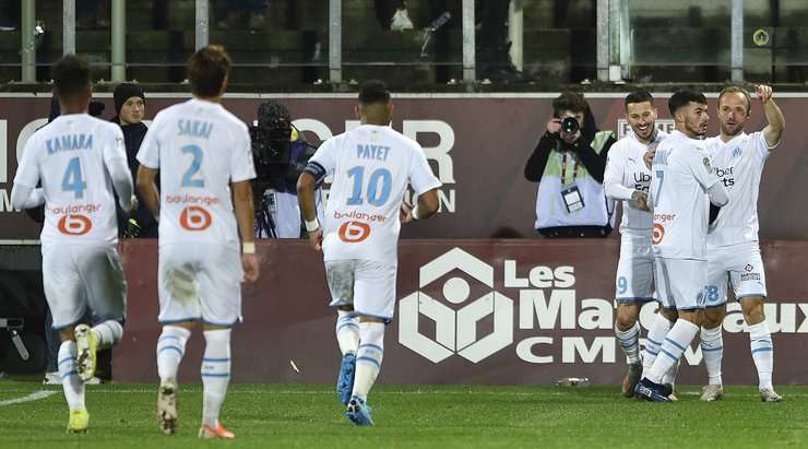 Bóng đã đi vào lưới! Valere Germain thực hiện một đường căng ngang vào vòng cấm và ở phía bên kia, Nemanja Radonjic (Marseille) dứt điểm gọn gàng vào phía trong cột dọc bên trái. 1:1.