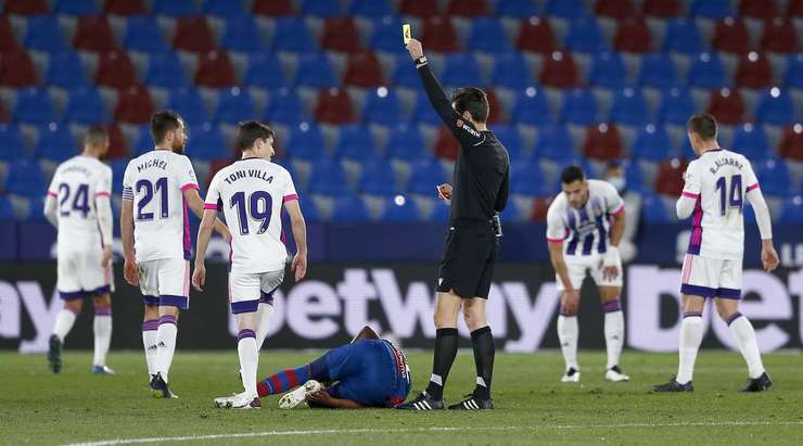 Một chiếc thẻ vàng đang nằm trong tay trọng tài? Đúng như vậy! Toni Villa (Valladolid) đã bị phạt thẻ.
