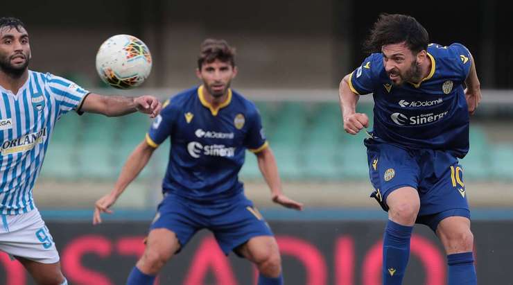 Samuel Di Carmine (Verona) bật lên đón một quả tạt tuyệt đẹp và đánh đầu hiểm hóc vào góc thấp gần cột dọc bên phải.