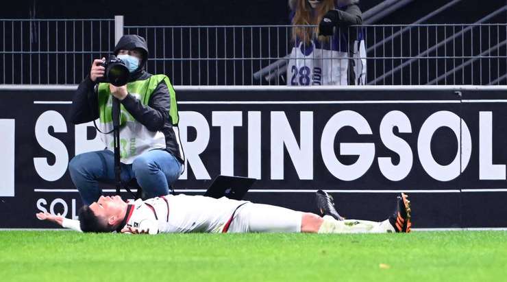 Vào! Flavius Daniliuc (Nice) thoát khỏi cầu đang thủ theo kèm mình để đón bóng từ quả đá phạt của Amine Gouiri và anh đánh đầu căng như kẻ chỉ từ gần chấm phạt đền vào góc thấp sát cột dọc bên trái. Một pha dứt điểm tuyệt vời - 1:2!