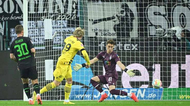 Vào! Jude Bellingham kiến tạo cho Julian Brandt (Dortmund) một đường chuyền tốt trong vòng cấm. Nó cho phép anh ấy dứt điểm với một cú sút chuẩn xác vào chính giữa khung thành. 1:1.
