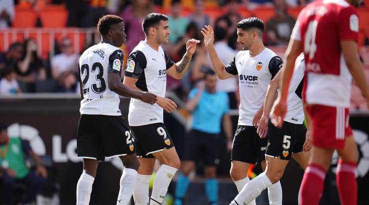 Maximiliano Gomez (Valencia) có mặt rất đúng lúc để dùng thân mình đưa bóng vào lưới! Tỉ số là 1:0.