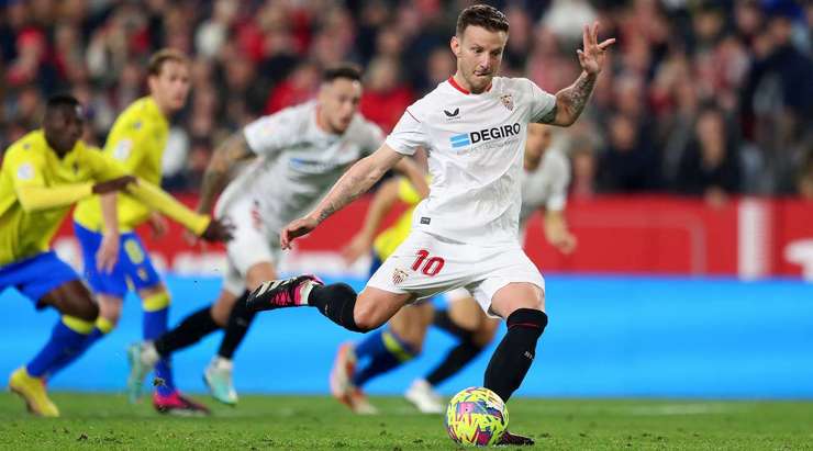 Vào! Jeremias Ledesma đã chạm được những đầu ngón tay vào bóng sau cú sút của Ivan Rakitic (Sevilla), nhưng chừng đó thôi không đủ ngăn trái bóng đi vào góc thấp bên phải khung thành.