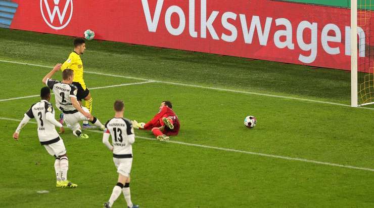 Jadon Sancho (Dortmund) nhận một đường chuyền thú vị trong vòng cấm và làm tung lưới một cú sút chìm hoàn hảo vào chính giữa khung thành. Một pha dứt điểm lạnh lùng!