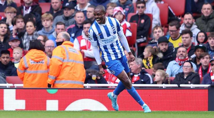 Enock Mwepu (Brighton) lấy bóng tại rìa vòng cấm và tung cú sút một chạm không hề do dự. Anh ấy sút bóng xuất sắc khi nó đi vào góc trái phía dưới. Có thể thực hiện tốt hơn không? Chắc chắn là không. 0:2.