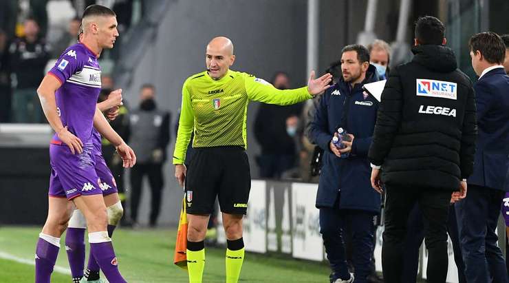 Simone Sozza thổi còi và Nikola Milenkovic (Fiorentina) bị rút thẻ vàng thứ hai vì pha phạm lỗi của mình. Huấn luyện viên sẽ không khen ngợi anh ấy và các đồng đội cũng vậy. Rời sân, anh ấy có nhiều thời gian để suy nghĩ về nó.