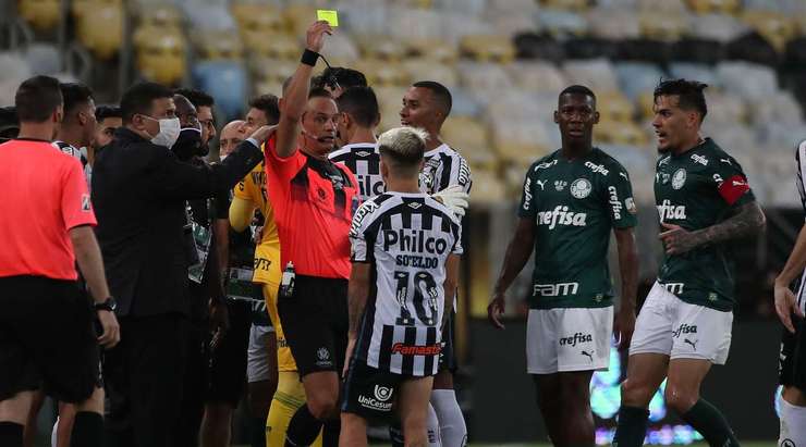 Yeferson Julio Soteldo Martinez (Santos) nhận một chiếc thẻ vàng xứng đáng cho hành vi tranh cãi quá nhiều với trọng tài.