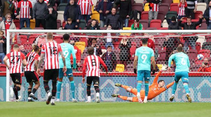 Vào! Ivan Toney (Brentford) sút bóng vào góc phải khung thành, vượt qua tầm với của Asmir Begovic dù thủ môn đã đổ người hết cỡ.