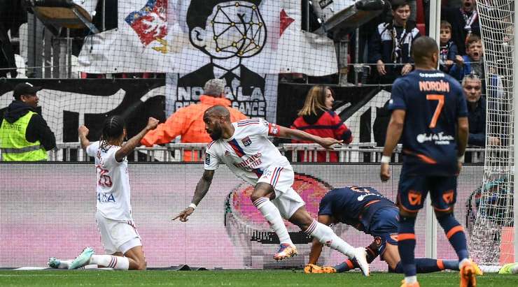 Alexandre Lacazette (Lyon) nhận một đường chuyền chuẩn xác trong vòng cấm từ Bradley Barcola và anh đánh bại thủ môn với một pha dứt điểm sắc sảo về phía bên trái khung thành. Tỉ số là 1:0.